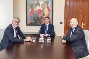 gonzalo sánchez y asier atutxa (PwC) con el lehendakari