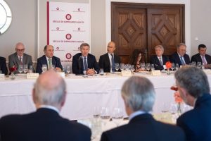 feijoo en el circulo de empresarios vascos rodeado de galán y jon santa cruz (calcinor)