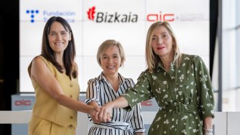 Estibaliz León (Fundación Telefónica), Ainara Basurko e Inés Anitua (AIC)