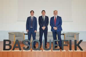 Iker Ojembarrena (director general de Basquefik), Nöel d’ Anjou (consejero de Hacienda y Finanzas Gobierno Vasco) y Javier Hernani (presidente de Basquefik)
