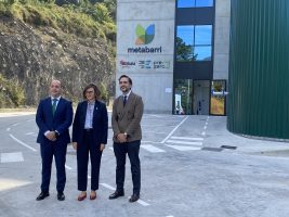 Mikel Amundarain (DG EVE), Elixabete Etxanobe (Diputación de Bizkaia) y Borja Martín Zorita (director de Desarrollo de Negocio de PreZero)