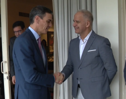 pedro sanchez con enrique lizaso en un congreso de ia en india