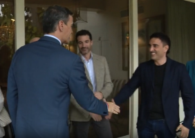 pedro sanchez saluda a oier urrutia y xabi uribe-etxebarria