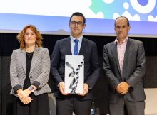 Iñaki Ochoa de Aspuru, director de la planta de bebidas de PepsiCo de Etxabarri-Ibiña, recibiendo el galardón