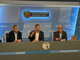 Miguel de los toyos (viceconsejero de Vivienda), Denis Itxaso (consejero de Vivienda) y Patxi Arratibel (jefe de Gabinete)